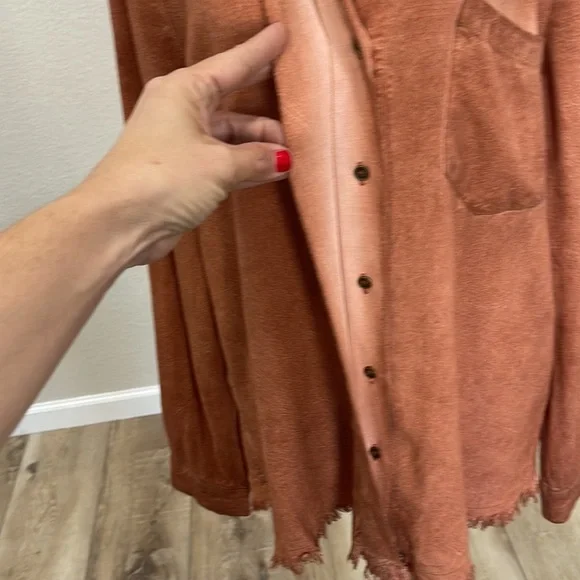 LIKE NEW UMGEE BUTTON DOWN TOP - Picture 4 of 10